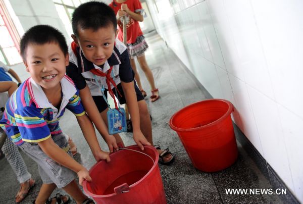 Students clean the hallway at a school in Xinjian County, east China&apos;s Jiangxi Province, Sept. 1, 2010. Most primary schools and middle schools in China started the new semester Wednesday. [Xinhua]