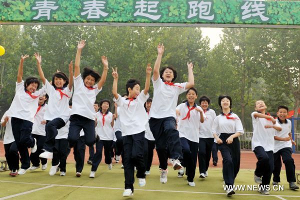 Students attend a ceremony as new semester starts at a middle school in Jinan, capital of east China&apos;s Shandong Province, Sept. 1, 2010. Most primary schools and middle schools in China started the new semester Wednesday. [Xinhua] 