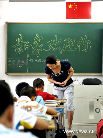 Teacher Zhang Wan speaks at a primary school in Beijing, capital of China, Sept. 1, 2010. Most primary schools and middle schools in China started the new semester Wednesday. [Xinhua] 