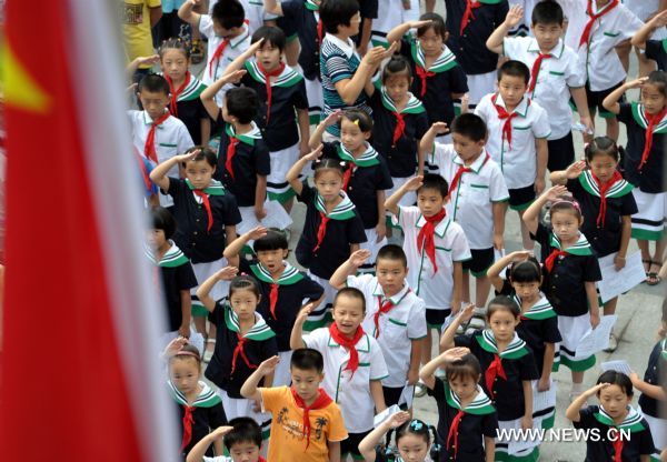 Students attend a flag raising ceremony at a school in Hefei, capital of east China&apos;s Anhui Province, Sept. 1, 2010. Most primary schools and middle schools in China started the new semester Wednesday. [Xinhua] 