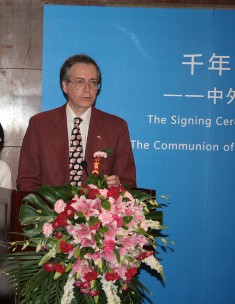 Greek author Eugenios Trivizas speaks at the signing ceremony of cultural exchange project in Beijing, August 31, 2010. [China.org.cn] 