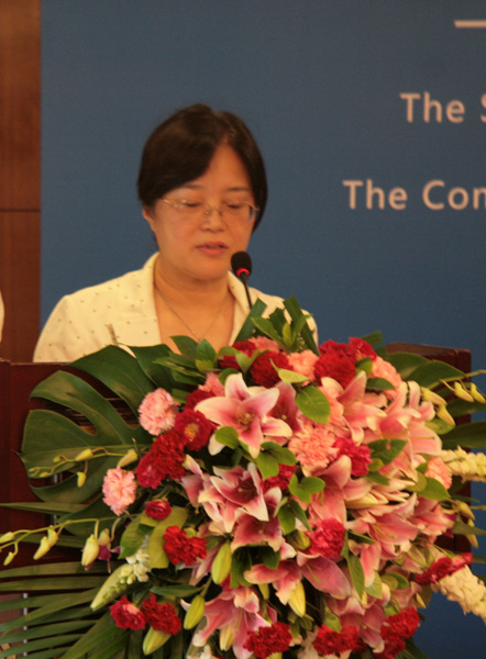 Chinese author Qin Wenjun speaks at the signing ceremony of cultural exchange project in Beijing, August 31, 2010. [China.org.cn] 