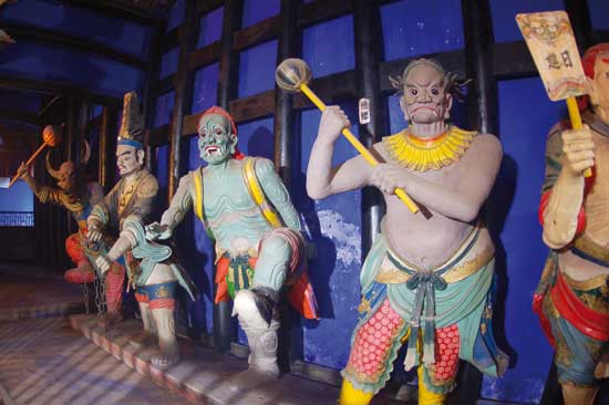 Statues at Fengdu's Mingshan Mountain. 