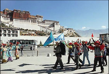 The two-week trek, organized by China Volkssports Association, begins in Lhasa and goes through the northern slope of the Himalayas to end at Lumbini in Nepal. Provided to China Daily