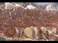 Photo shows the unique hilly terrain with red rocks and cliffs of the Danxia Landform in the mountainous areas of the Zhangye Geology Park near the city of Zhangye in northwest China's Gansu Province. [Photo by Yang Jia]