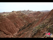 Photo shows the unique hilly terrain with red rocks and cliffs of the Danxia Landform in the mountainous areas of the Zhangye Geology Park near the city of Zhangye in northwest China's Gansu Province. [Photo by Yang Jia]
