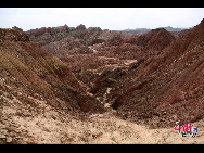 Photo shows the unique hilly terrain with red rocks and cliffs of the Danxia Landform in the mountainous areas of the Zhangye Geology Park near the city of Zhangye in northwest China's Gansu Province. [Photo by Yang Jia]