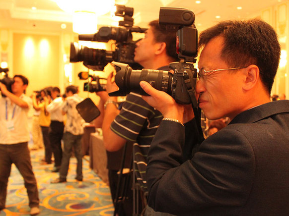 A photographer at the 1st World Emerging Industries Summit on Sept. 1. [By Wang Ke / China.org.cn] 