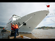 Soldiers cast off the mooring rope as the hospital ship Peace Ark departs from a naval port in Zhoushan, a coastal city of East China's Zhejiang province, Aug 31, 2010. [Xinhua]