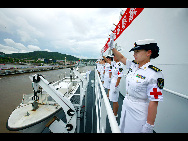 Medical workers wave goodbye to the send-off team on the ship Peace Ark, Aug 31, 2010.  [Xinhua]