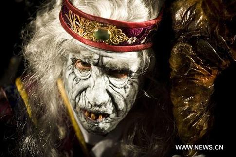 An actor displays Halloween make-up at a news conference at the Hong Kong Ocean Park in Hong Kong, south China, Sept. 1, 2010. The park is preparing for its month-long Halloween celebrations scheduled to start on Sept. 23. [Xinhua] 