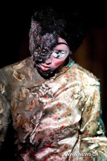 An actor displays Halloween make-up at a news conference at the Hong Kong Ocean Park in Hong Kong, south China, Sept. 1, 2010. [Xinhua] 