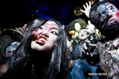 Actors display Halloween make-ups at a news conference at the Hong Kong Ocean Park in Hong Kong, south China, Sept. 1, 2010. [Xinhua] 