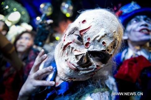 An actor displays Halloween make-up at a news conference at the Hong Kong Ocean Park in Hong Kong, south China, Sept. 1, 2010. [Xinhua] 