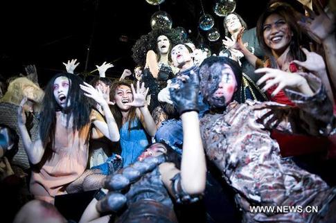 Actors display Halloween make-ups at a news conference at the Hong Kong Ocean Park in Hong Kong, south China, Sept. 1, 2010. [Xinhua] 