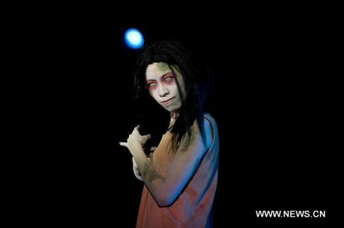 An actor displays Halloween make-up at a news conference at the Hong Kong Ocean Park in Hong Kong, south China, Sept. 1, 2010. [Xinhua] 