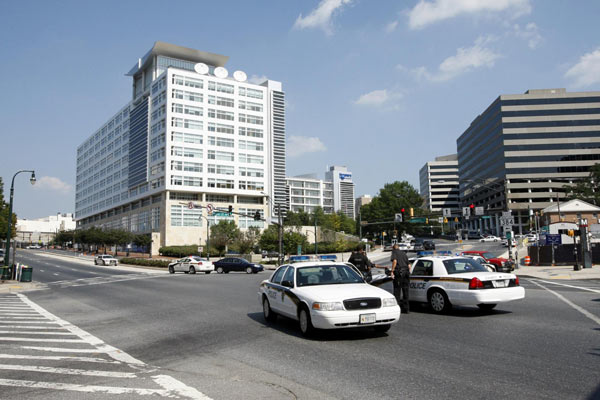 Montgomery County police vehicles keep a roadblock near the Discovery Channel headquarters building in Silver Spring, Maryland, September 1, 2010. [China Daily/Agencies]