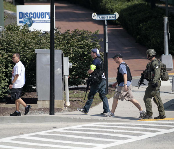 Police officers approach the Discovery Channel headquarters building in Silver Spring, Maryland, September 1, 2010. [China Daily/Agencies]