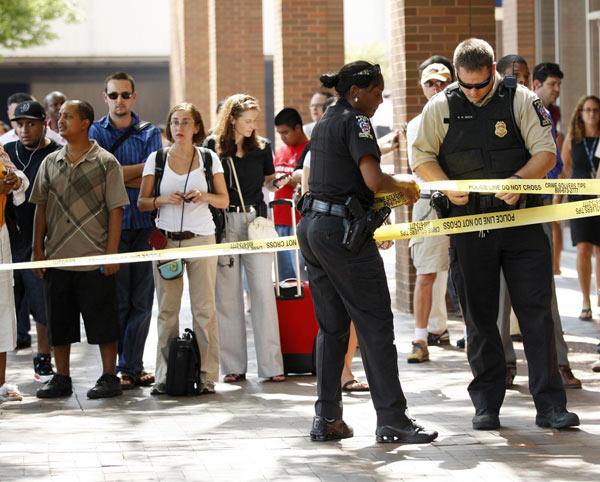 Montgomery County police officers cordon off the area near the Discovery Channel headquarters building during a hostage situation in Silver Spring, Maryland, September 1, 2010. [China Daily/Agencies]