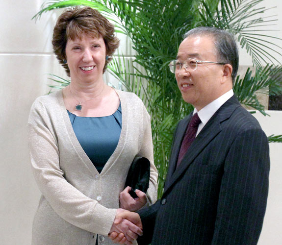 Catherine Ashton (left), the EU high representative for foreign affairs and security policy, and State Councilor Dai Bingguo shake hands during a high-level strategic dialogue in Guiyang, Guizhou province, on Wednesday. [Jiang Dong/China Daily]