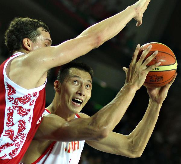 China's Yi Jianlian (R) prepares to shoot during the Basketball World Championship preliminary round match against Russia in Ankara, capital of Turkey, Sept. 1, 2010. China lost by 80-89. (Xinhua/Cai Yang)