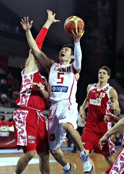 China's Liu Wei (C) goes up to the basket during the Basketball World Championship preliminary round match against Russia in Ankara, capital of Turkey, Sept. 1, 2010. China lost by 80-89. (Xinhua/Cai Yang)