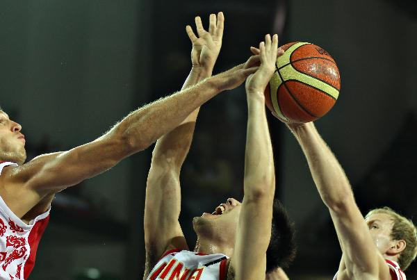 China's Wang Shipeng (C) fights for the ball during the Basketball World Championship preliminary round match against Russia in Ankara, capital of Turkey, Sept. 1, 2010. China lost by 80-89. (Xinhua/Cai Yang)