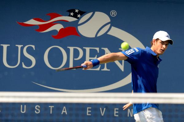Andy Murray of Britain returns a ball to Lukas Lacko of Slovakia during the men's singles first round match at the U.S. Open tennis tournament in New York, the United States, on Sept. 1, 2010. Murray won 3-0. (Xinhua/Shen Hong)
