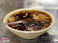 Sichuan cuisine is the most famous among China's four major styles of cooking. But don't get the wrong idea that only star-rated restaurants offer the best dishes. The snack bars lining narrow lanes in downtown streets in Chengdu are also worth exploring. Not only are their offerings inexpensive, but also the various snacks are delightful to taste. [Photo by Pupu]