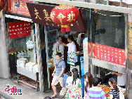 Sichuan cuisine is the most famous among China's four major styles of cooking. But don't get the wrong idea that only star-rated restaurants offer the best dishes. The snack bars lining narrow lanes in downtown streets in Chengdu are also worth exploring. Not only are their offerings inexpensive, but also the various snacks are delightful to taste. [Photo by Pupu]