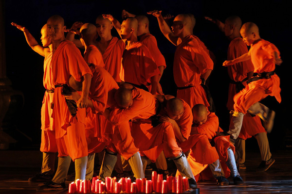 Photo taken on August 3, 2010 shows Shaolin monks perform at a show titled 'The Wheel of Life' during the Jordan Festival at the Amman Citadel, an ancient Roman landmark, in Amman. [Xinhua photo]
