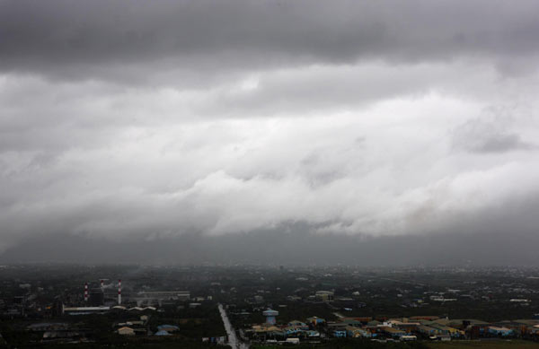 Clouds gather above Taiwan's Hualien city as tropical storm Lionrock approaches, September 1, 2010. [Photo/Xinhua]