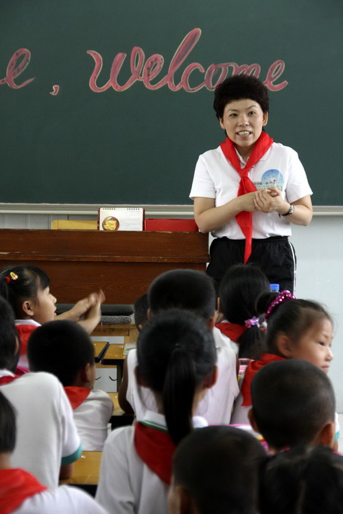 Deng Yaping teaches a class at the Huilei Primary School in Beijing on Sept 2, 2010.[Photo/Xinhua]