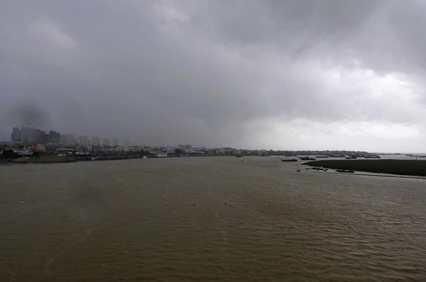 Clouds gather above Jinjiang city in Southeast China&apos;s Fujian province as tropical storm Lionrock lands at 6:50 am on Sept 2, 2010, bringing rainstorms to the province&apos;s coastal areas. [Xinhua]