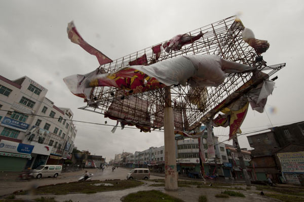 Advertising banners flap in heavy winds brought by tropical storm Lionrock in Zhangzhou city, Southeast China&apos;s Fujian province, Sept 2, 2010. [Xinhua]