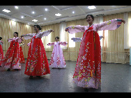 The DPRK performers from Pyongyang Art Troupe, dressed in traditional costumes, dance at the China Oriental Arts Group in Beijing during their touring trip to China, September 1, 2010. [Xinhua]