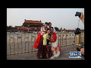 The DPRK performers from Pyongyang Art Troupe, dressed in traditional costumes, pose for a photo on the Tiananmen Square in Beijing during their touring trip to China, September 1, 2010. [Xinhua]