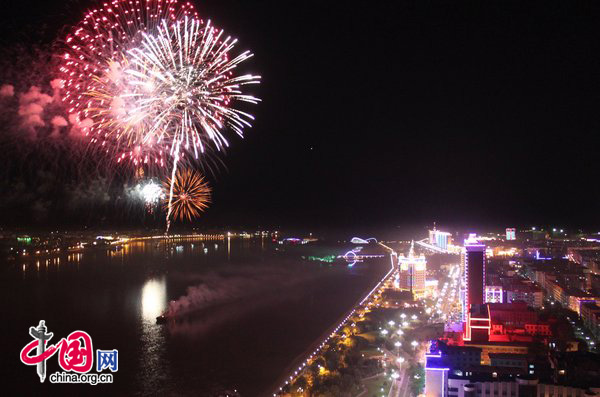 Fireworks are seen during a ceremony to commemorate the 65th anniversary of the end of World War II in Heihe, Northeast China&apos;s Heilongjiang province, Sept 2, 2010. [Xinhua]