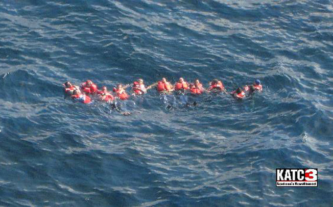 An offshore oil platform explodes in the Gulf of Mexico south of the Louisiana coast.13 workers from the offshore oil platform wait for rescue after they jumped into the sea.All13 crew membersare rescued, September 2, 2010. [Xinhua/AFP]