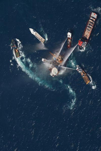 Boats are seen spraying water on an oil and gas platformthat exploded in the Gulf of Mexico, off the coast ofLouisiana,September 2, 2010. [Xinhua/Reuters]