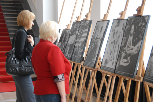 Visitors attend a photo exhibition at the Chinese embassy to Poland in Warsaw September 2, 2010, commemorating the 65th anniversary of the victory of the Chinese People&apos;s anti-Japanese War. [Xinhua]