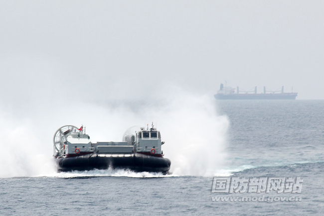 An air-cushion craft of the Navy of the Chinese People&apos;s Liberation Army (PLA) carries out escort mission in the Gulf of Aden on September 2 local time. It is the first time for this new type of air-cushion craft to carry out such mission. The &apos;Kunlunshan&apos; dock landing ship carries the air-cushion craft. [www.mod.gov.cn] 