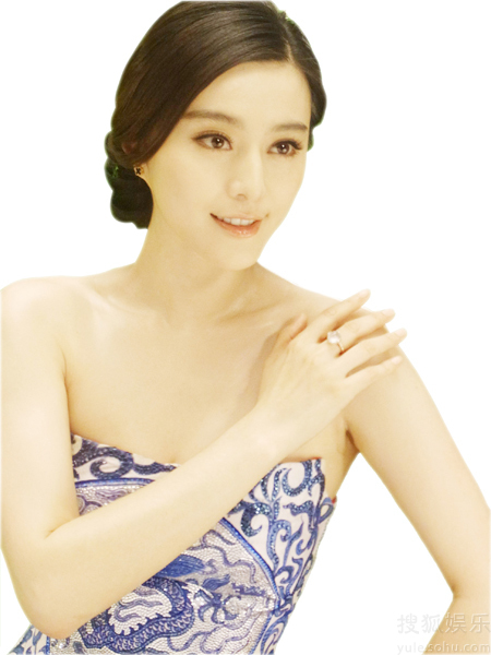 Following the &apos;Dragon Robe&apos;, which stunned Cannes this year, actress Fan Bingbing recently showed off another Chinese-styled gown that combined the elements of blue and white porcelain. [Sohu.com]