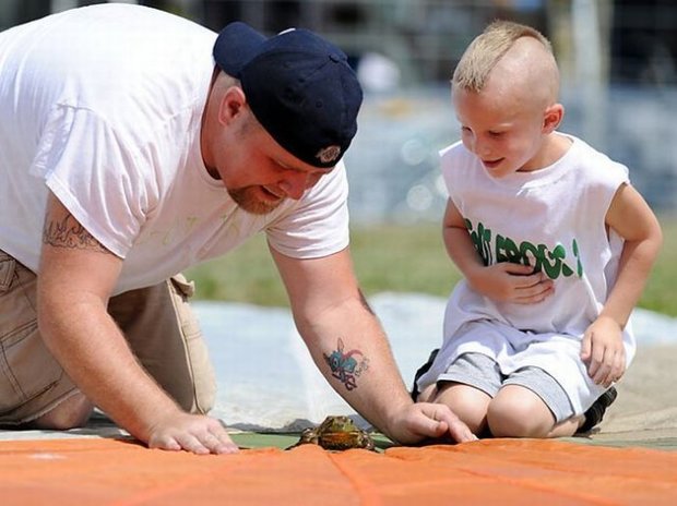 The traditional Frog Jump festival was held on August 15, 2010, in Valley City, Ohio. Since 1962, the city has held an annual contest patterned after Mark Twain&apos;s story, &apos;The Celebrated Jumping Frog of Calaveras County.&apos; [Xinhua]