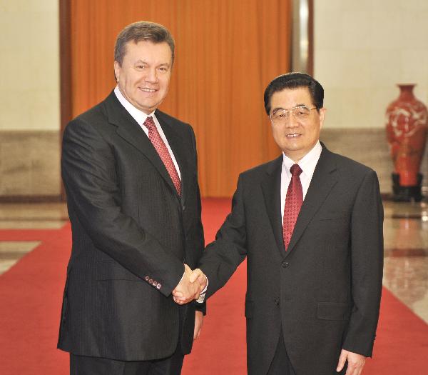 Ukraine's President Viktor Yanukovich (L) and China's President Hu Jintao shake hands in the Great Hall of the People in Beijing September 2, 2010.[Photo/Xinhua]