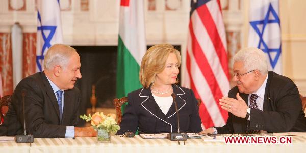 (L to R) Israeli Prime Minister Benjamin Netanyahu, U.S. Secretary of State Hillary Clinton, Palestinian National Authority Chairman Mahmoud Abbas attend the launching ceremony of the direct negotiation between Palestine and Israel at the U.S. State Department in Washington D.C., the United States, Sept. 2, 2010. [Wang Chengyun/Xinhua]