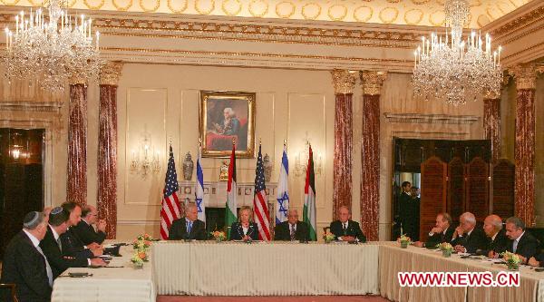 (Center from L to R) Israeli Prime Minister Benjamin Netanyahu, U.S. Secretary of State Hillary Clinton, Palestinian National Authority Chairman Mahmoud Abbas and U.S. Middle East special envoy George Mitchell attend the launching ceremony of the direct negotiation between Palestine and Israel at the U.S. State Department in Washington D.C., the United States, Sept. 2, 2010. [Wang Chengyun/Xinhua]