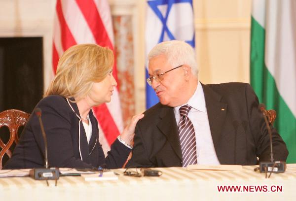 U.S. Secretary of State Hillary Clinton talks with Palestinian National Authority Chairman Mahmoud Abbas (R) during the launching ceremony of the direct negotiation between Palestine and Israel at the U.S. State Department in Washington D.C., the United States, Sept. 2, 2010. [Wang Chengyun/Xinhua] 