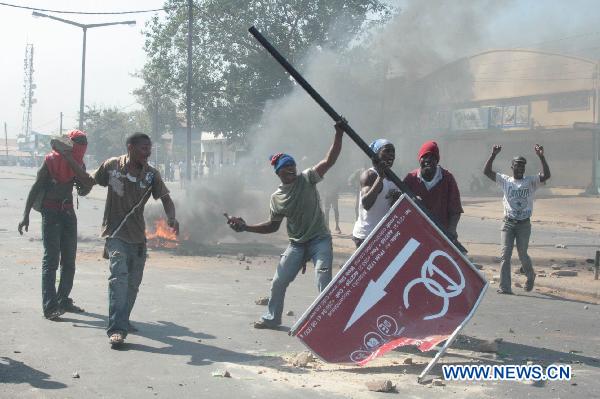 Rioters destroy public facilities in Maputo, capital of Mozambique, Sept. 1, 2010. At least 7 people were killed and 288 injured in the riot hitting Maputo and Matola over price hikes, according to the government spokesman on Thursday. [Xinhua]