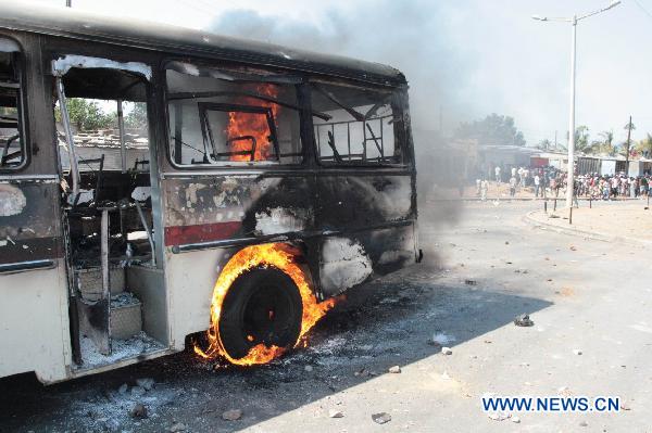  A bus is torched in the riot in Maputo, capital of Mozambique, Sept. 1, 2010. [Xinhua]